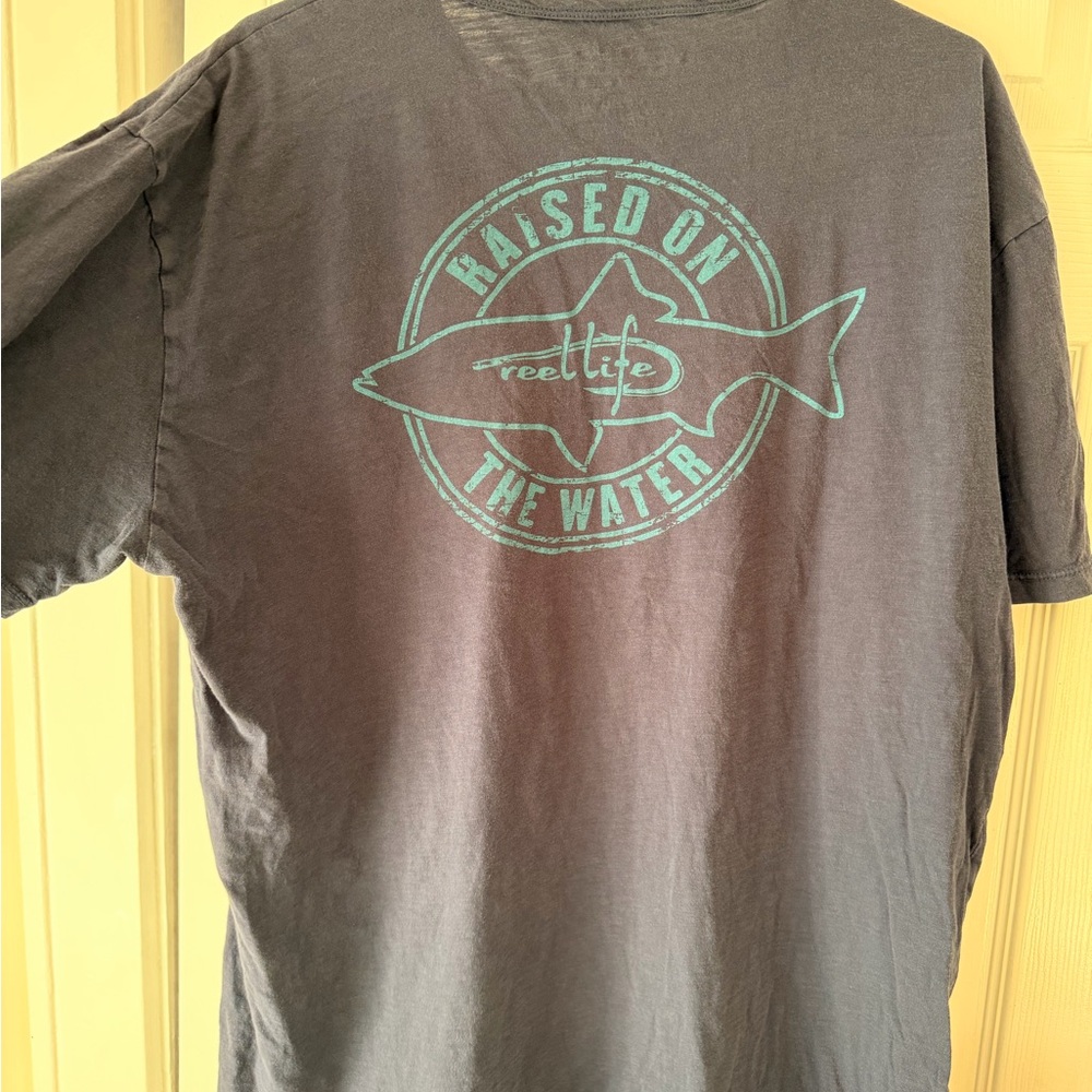 Reel Life Men’s Gray T-Shirt with Shark Graphic size: XL